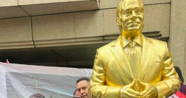 اتحاد شباب مصر فى الخارج يستقبل الرئيس السيسي ببروكسل بتمثال ذهبى