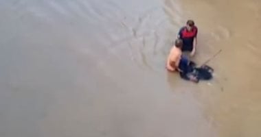 سيول تركيا تجرف امرأة من ذوى الهمم والأهالى ينقذونها.. فيديو
