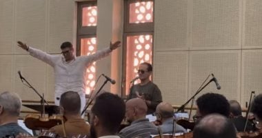 محمد ثروت ينتهى من بروفة حفله بمهرجان الموسيقى العربية بقيادة علاء عبد السلام