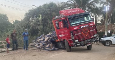 انقلاب تريلا محملة بالأسمنت أعلى كوبرى بقنا بسبب هبوط أرضى