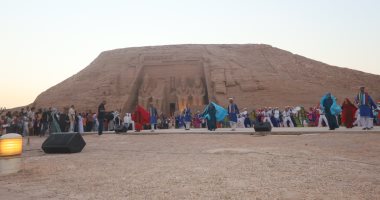 8 فرق فنية تقدم عروضا أمام معبد أبو سمبل فى ليلة تعامد الشمس.. فيديو