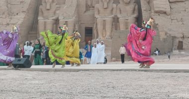انطلاق عروض فرق الفنون الشعبية فى ليلة تعامد الشمس أمام معبد أبوسمبل
