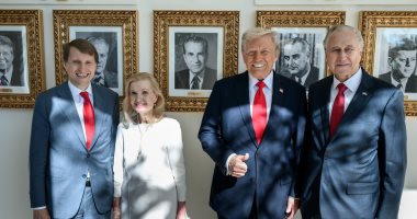 ترامب يفوز بجائزة مهندس السلام من مؤسسة نيكسون ويلتقط صورة مع ابنة الرئيس الراحل