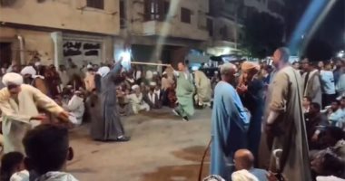 الصعايدة وصلوا.. يرقصون بالعصا فى الليلة الختامية لمولد الحسين.. فيديو