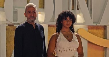 صبرى فواز يصطحب ابنته فى عرض السادة الأفاضل بمهرجان الجونة