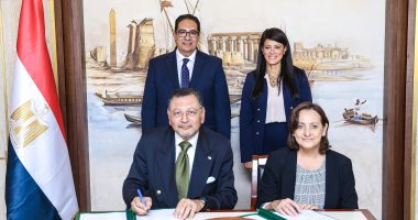 وزيرة التخطيط ورئيس جامعة القاهرة يشهدان توقيع بروتوكول تعاون