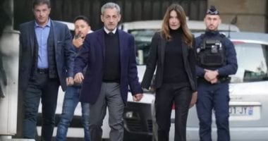 زوجة الرئيس الفرنسى السابق تمسك بيده فى طريقه للسجن وسط تجمع مؤيديه.. فيديو