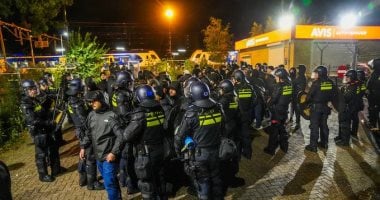 آيندهوفن ضد نابولي.. الشرطة الهولندية تُرحل 180 مشجعا وتفرض الإقامة الجبرية