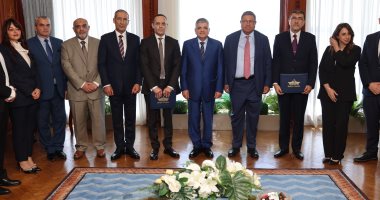 قناة السويس توقع عقد شراكة لبناء مجمع بتروكيماويات باستثمارات 2 مليار دولار