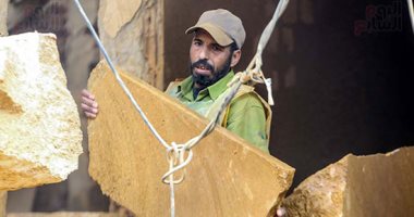 الجمال من الصخر إبداع.. صناعة الحجر الفرعونى مهنة الذوق الرفيع