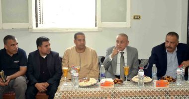 محافظ الأقصر يلبى دعوة أهالى منشية النوبة ويزور القرية لبحث شكواهم.. صور