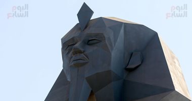 منحوتات ومجسمات فرعونية تزين الطرق المؤدية للمتحف الكبير قبل افتتاحه