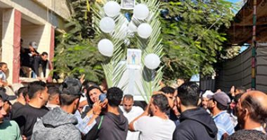 بلالين على النعش.. تشييع جثمان شاب ابتلع لسانه أثناء مباراة كرة قدم (فيديو)