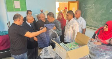 وكيلا التعليم والتضامن بالوادى الجديد: توزيع ملابس وأدوات طلاب فى الخارجة