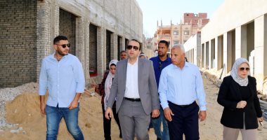 نائب محافظ الإسماعيلية يتابع سوق الفروشات للملابس وسوق الخضروات بالقنطرة غرب