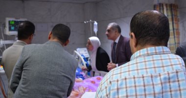 رئيس جامعة بنها يطمئن على 9 طلاب مصابين فى حادث طريق أبو سمبل الصحراوى