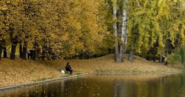 العالم هذا المساء.. الأشجار الذهبية تخطف الأنظار.. فصل الخريف يزين حدائق روسيا.. سجين يتوعد ساركوزى فى ليلته الأولى بالسجن.. ترامب يشعل شمعة ديوالى فى البيت الأبيض ضمن احتفالات مهرجان الأضواء.. صور وفيديو