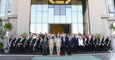 القوات المسلحة تنظم زيارتين لوفد وزارة الشباب وطلبة الجامعات لقيادة المظلات وشركة سايلو فودز