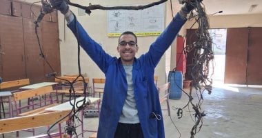 صنعوا سيارة كهربائية من الخردة.. قصة نجاح مبهرة لعمر وزملائه "صور"