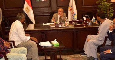 محافظ الأقصر يستقبل أهالى نجع طوناب بإسنا لبحث احتياجات القرية وخدمة المواطنين
