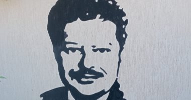 تضم شخصيات تاريخية.. الانتهاء من رسومات جدارية بمدرسة ثانوية فى قنا.. صور