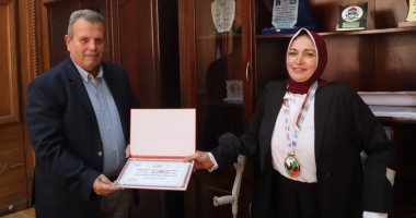 رئيس السكة الحديد يكرم اللاعبة فوزية إبراهيم بطلة العالم فى مصارعة الذراعين