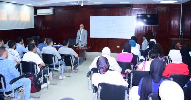 رئيس جامعة سوهاج يفحص حالات إكلينيكية خلال درس عملى لطلاب بكلية الطب