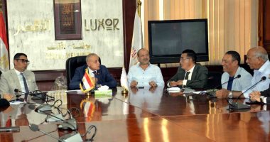 محافظ الأقصر يعقد اجتماعا لتشديد الرقابة وضبط الأسعار بالأسواق.. صور