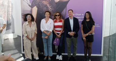 سفير فرنسا يجرب تجربة التمثيل مع يسرا في معرضها بمهرجان الجونة السينمائي