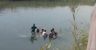 صور حادث انقلاب سيارة ميكروباص داخل ترعة في قنا