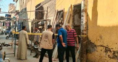 فريق أثرى يحقق فى انهيار جزئى لواجهة منزل مسجلة بقائمة الآثار الإسلامية.. صور