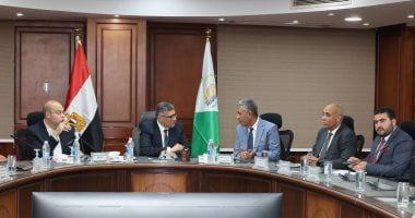 محافظ الجيزة يبحث موقف مشروعات المياه والصرف للدفع بوتيرة التنفيذ