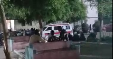 الأهالي في انتظار الجثامين.. مباشر من أمام المشرحة بعد حادث انقلاب ميكروباص بترعة في قنا