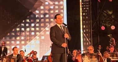 محمد ثروت يفتتح حفله فى مهرجان الموسيقى العربية بأغنية مين اللى مايحبش فاطمة