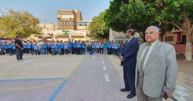 وكيل تعليم الأقصر يحضر طابور الصباح بمدرسة الشهداء الابتدائية.. صور
