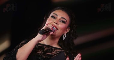 مروة ناجى تفتتح حفلها بأغنية طبعا أحباب وسط تفاعل جماهيرى كبير