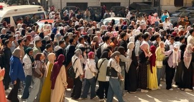طوابير لطلاب جامعة القاهرة بمحيط مبنى القبة المشاركة بندوة مصطفى حسنى.. صور