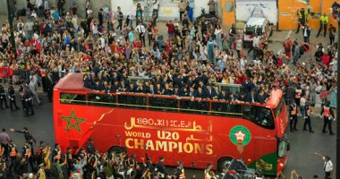 منتخب المغرب للشباب يحتفل بالمونديال فى حافلة مكشوفة بشوارع الرباط.. فيديو وصور 