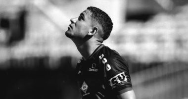 تفاصيل مصرع لاعب برازيلى بعد اصطدامه ببقرة.. فيديو