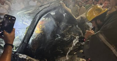 استخراج جثة متوفى من داخل سيارة إثر اشتعال النيران بها بطريق السويس.. صور