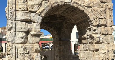 جولة للعارضين فى المدينة القديمة بطرابلس منذ 1000 عام قبل الميلاد.. فيديو