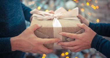 لو أهدي إلي ذراع أو كراع لقبلت.. أزهرى يجيب عن حكم قبول الهدايا.. فيديو