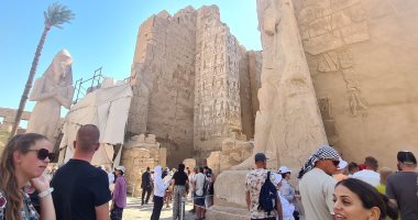 بالون ومعابد ومقابر وبهجة.. السياح يستمتعون بسحر الفراعنة بالأقصر.. صور