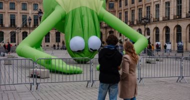 بعد سرقة متحف اللوفر.. الضفدع رينيه يبعث الأمل والبهجة فى شوارع باريس.. صور