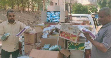 قبل أن تصل لأيدى أطفال الأقصر.. ضبط 1200 كيس سناكس منتهى الصلاحية بمخزن فى القرنة