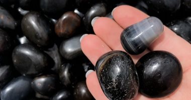 4 طرق عملية لاستخدام العقيق الأسود والحصول على طاقة إيجابية وسعادة