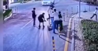 صور ترصد لحظة مشاجرة 11 طالبا داخل كومباوند بالتجمع بسبب فتاة 