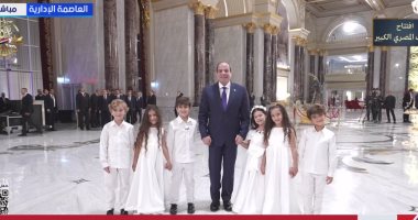 الرئيس السيسى يستجيب للأطفال بالتقاط صورة تذكارية قبيل بدء احتفالية وطن السلام