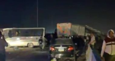 سيارات الإسعاف تنقل مصابي حادث تصادم 10 سيارات بطريق السويس للمستشفيات 