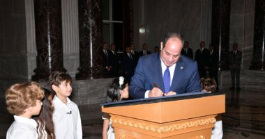 الرئيس السيسي يشهد احتفالية وطن السلام.. رموز المجتمع يشيدون بدور مصر الريادي في المنطقة.. الكينج وحماقي يقدمان أغنية ضهرك يا فلسطيني.. محمد سلام يقدم عرضا مسرحيا حول سيناء.. والرئيس يستجيب لفلسطينية طلبت لقاءه